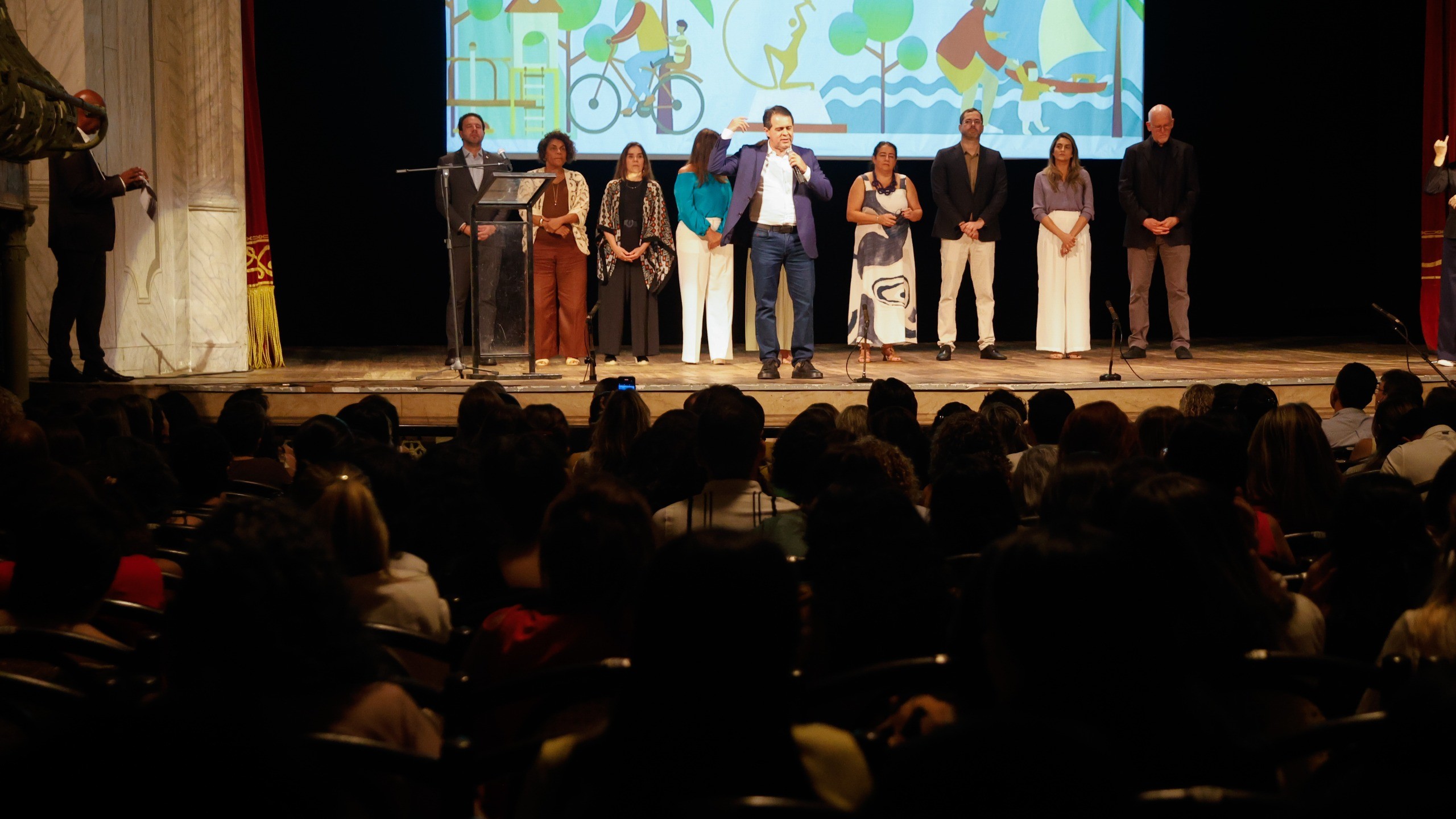 prefeito evandro discursando no palco do theatro josé de alencar